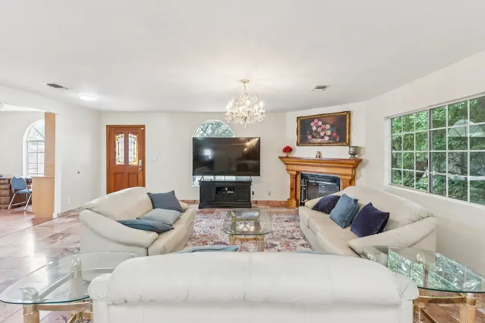 Russell House Near Hollywood & Griffith Park 3 Bedroom Home — photo 2