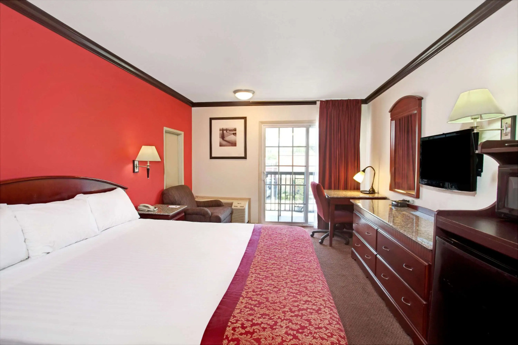 Ramada by Wyndham Pasadena, photo 2