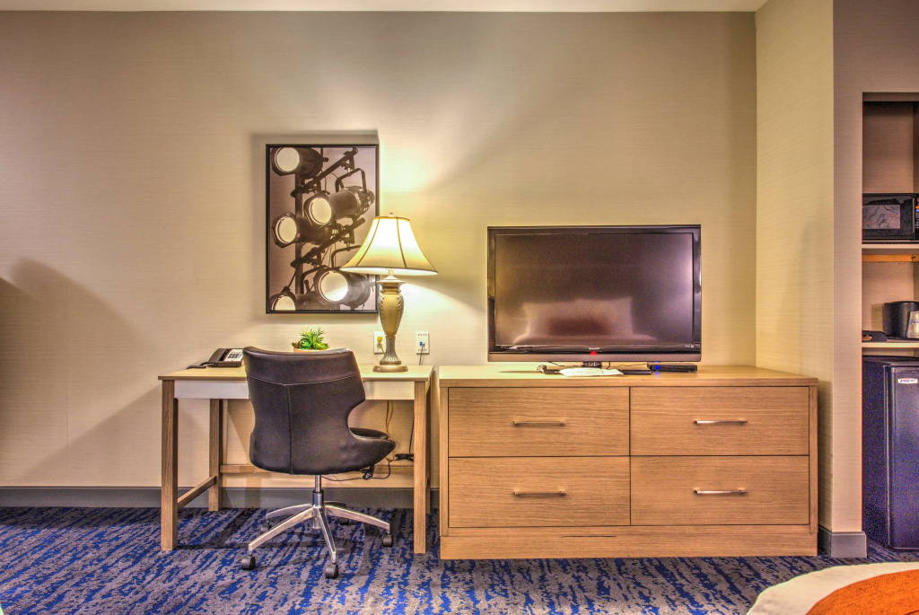 Best Western Plus Media Center Inn & Suites — photo 6