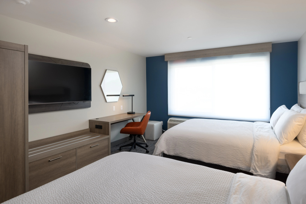 Holiday Inn Express & Suites Hawaiian Gardens — photo 7
