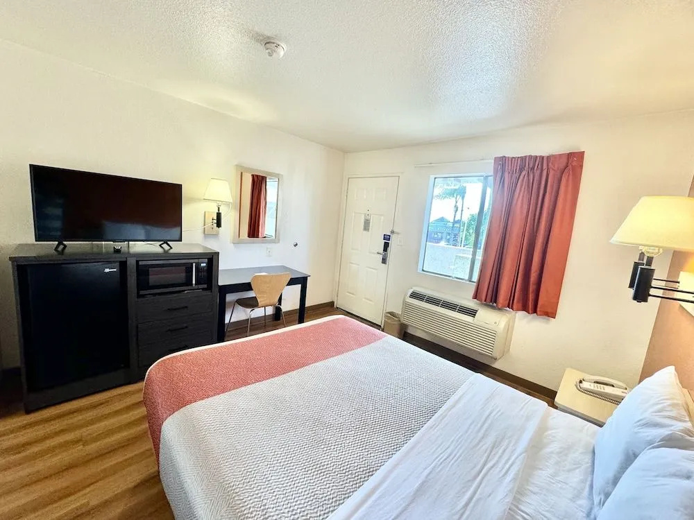 Studio 6 Suites – Bellflower, Ca  - Los Angeles — photo 5