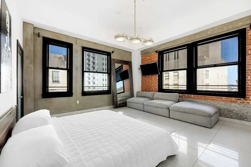 Skyline Lofts by Avantstay: a Multi-level Industrial-chic Retreat in Dtla With Rooftop Views, Soaring Ceilings & Steps to Dining, Music & Culture — photo 7