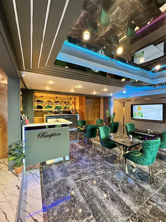 Отель Crowned Plus Hotel