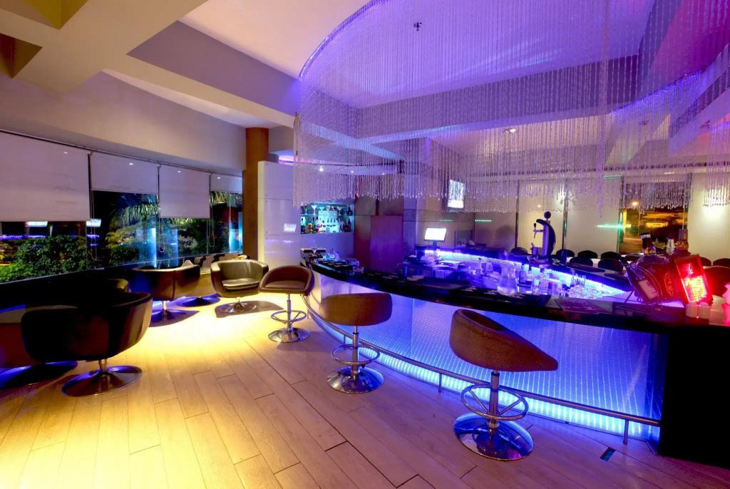 Peninsula Grand Hotel, photo 2
