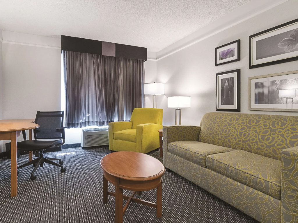 La Quinta Inn & Suites by Wyndham Miami Airport East — photo 7