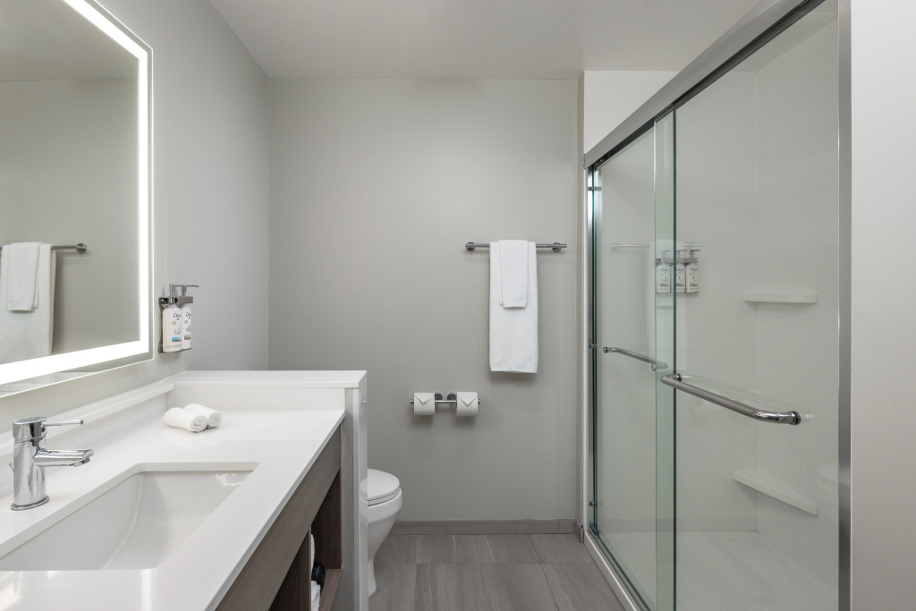 Holiday Inn Express & Suites Hawaiian Gardens — photo 8
