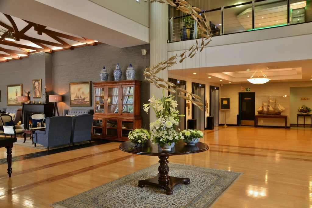 The Commodore Hotel, photo 2