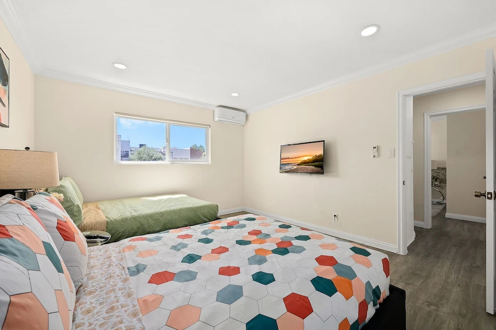 Sunny & Cheerful Near I-10 ~ Queen Beds ~ Parking, photo 4