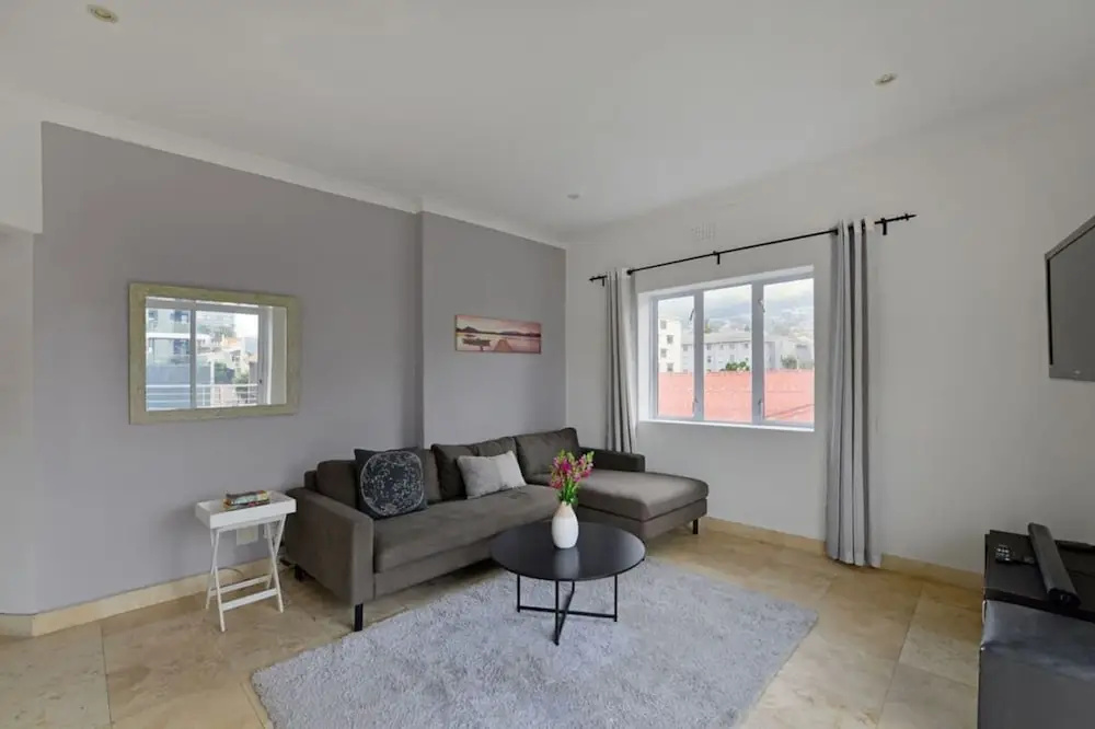 Charming 2-bed Sea Point Retreat Mountain Views, photo 3