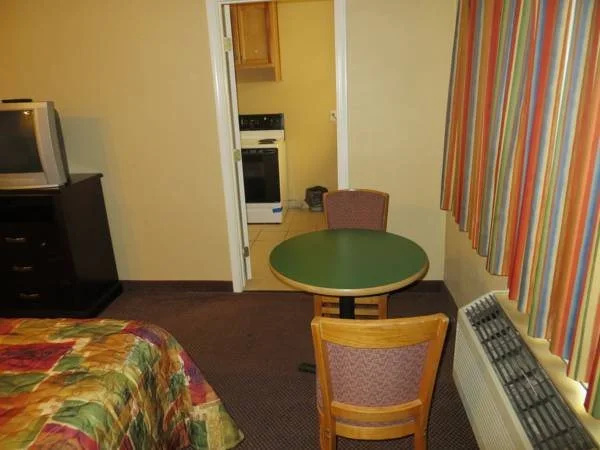 Delmonico Inn & Suites — photo 6