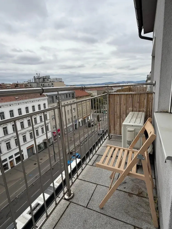Stylish 1BR Apt Balcony AC City Center — photo 3
