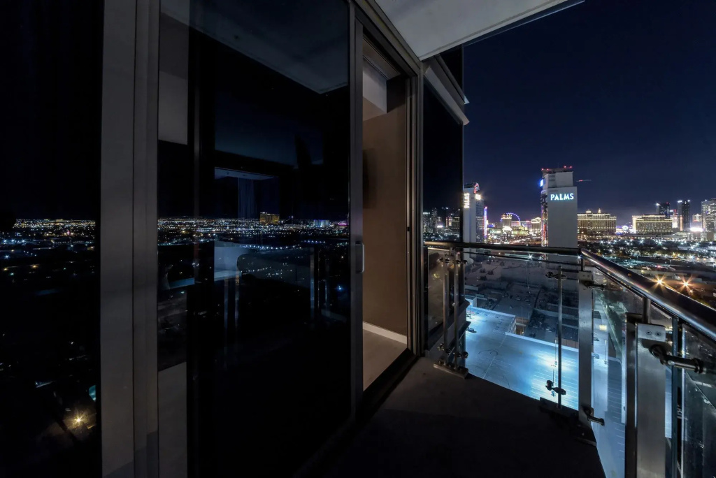StripViewSuites at Palms Place — photo 8