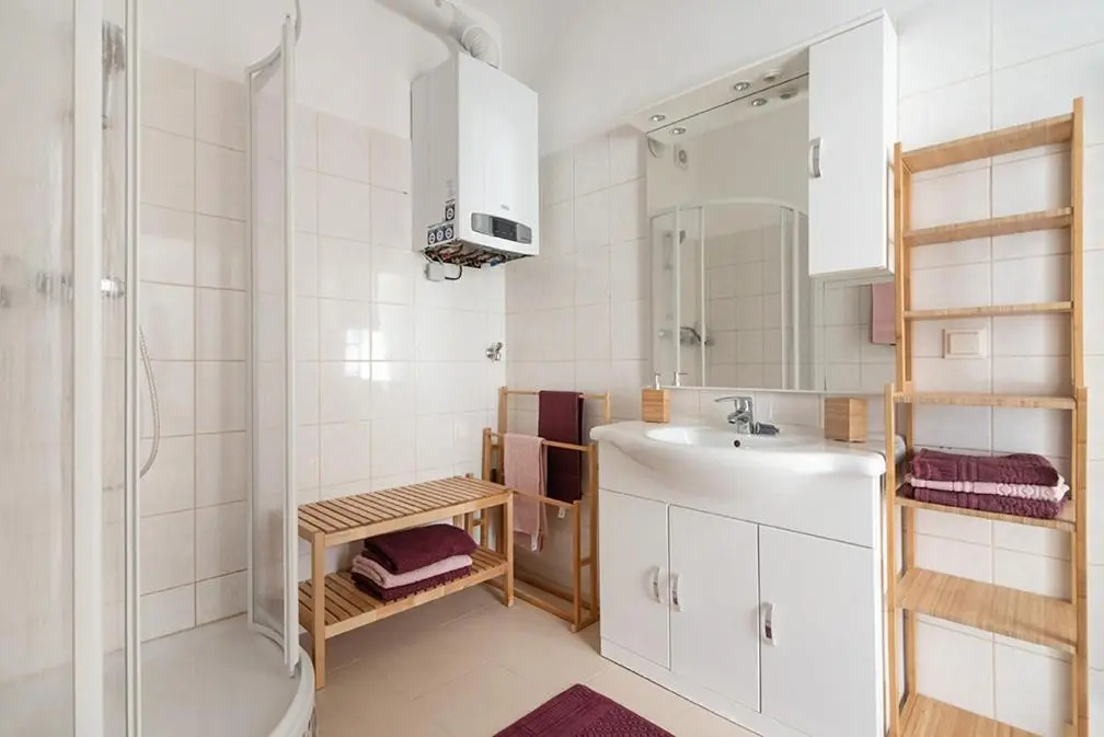 Colorful Apartment Facing Green Courtyard — photo 8