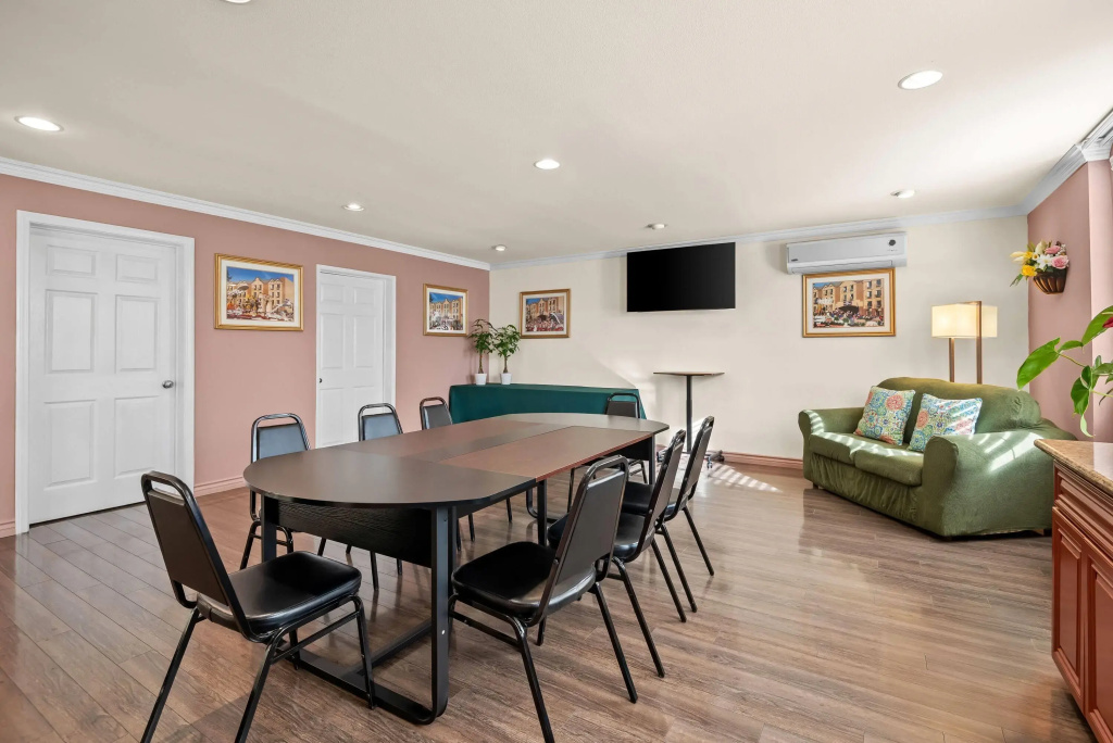 Howard Johnson by Wyndham Pasadena, photo 3