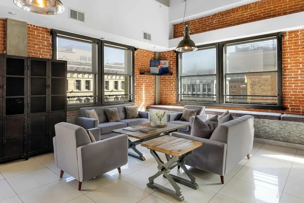 Skyline Lofts by Avantstay: a Multi-level Industrial-chic Retreat in Dtla With Rooftop Views, Soaring Ceilings & Steps to Dining, Music & Culture — photo 8