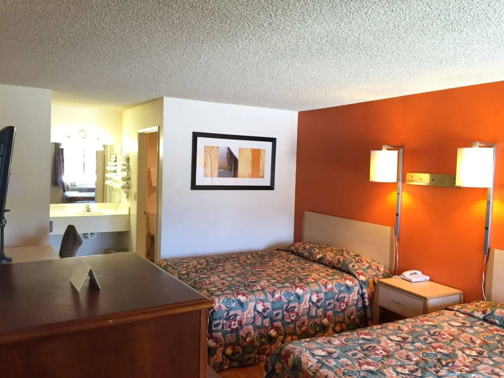 Fullerton Inn - Near Medieval Times — photo 6