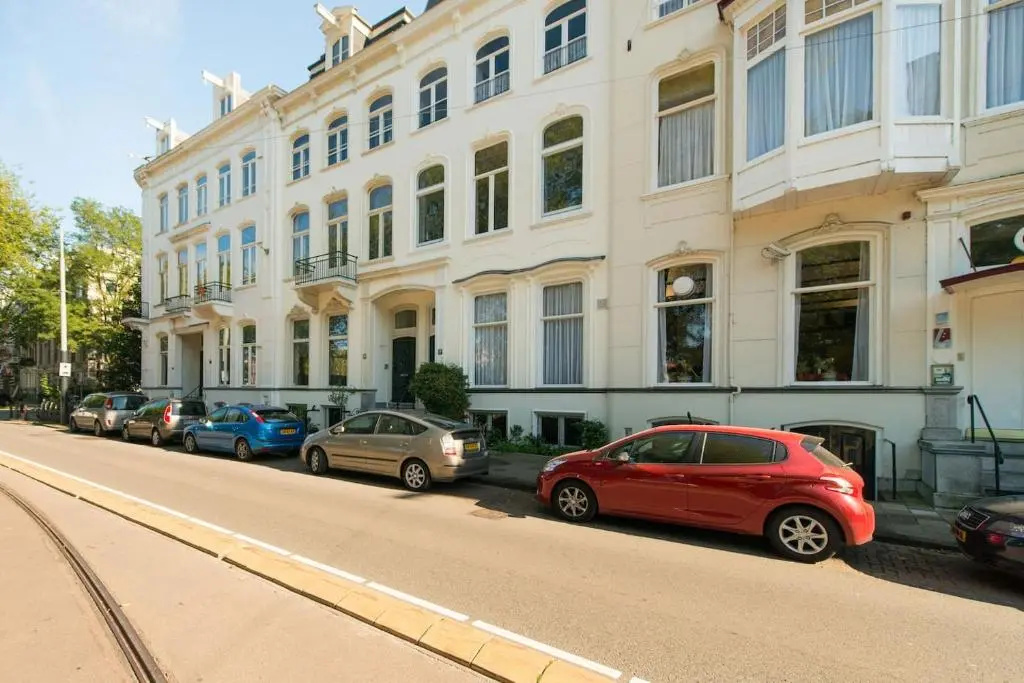 Quiet apartment for 4 at park in center
