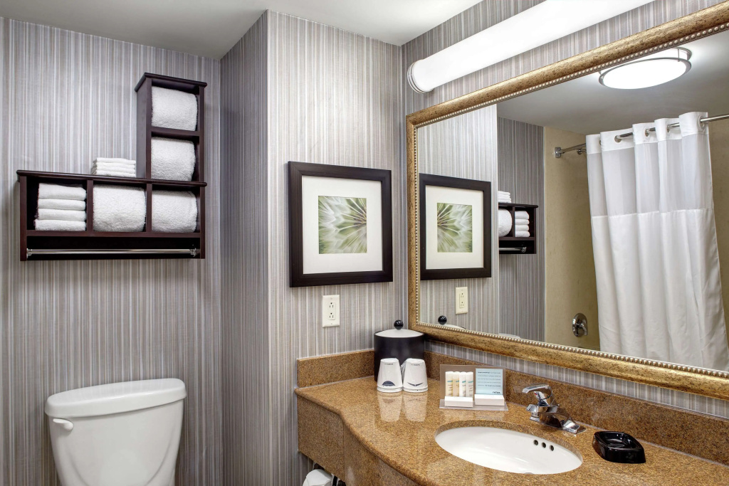 Hampton Inn & Suites by Hilton Toronto Airport — photo 8