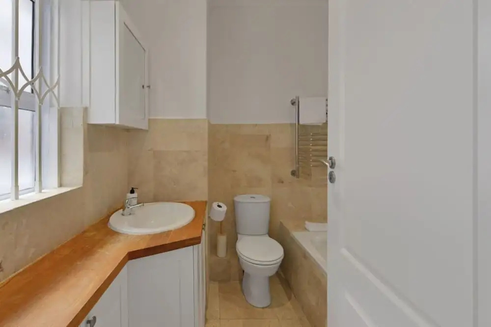 Charming 2-bed Sea Point Retreat Mountain Views — photo 7