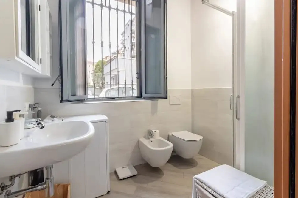 Moderno Loft nel Cortile di un Casale Storico — photo 7