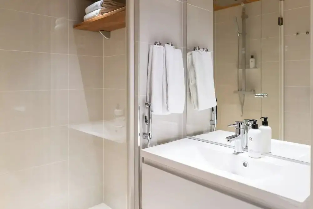 Luxurious 3-Br Apt with Balcony — photo 7