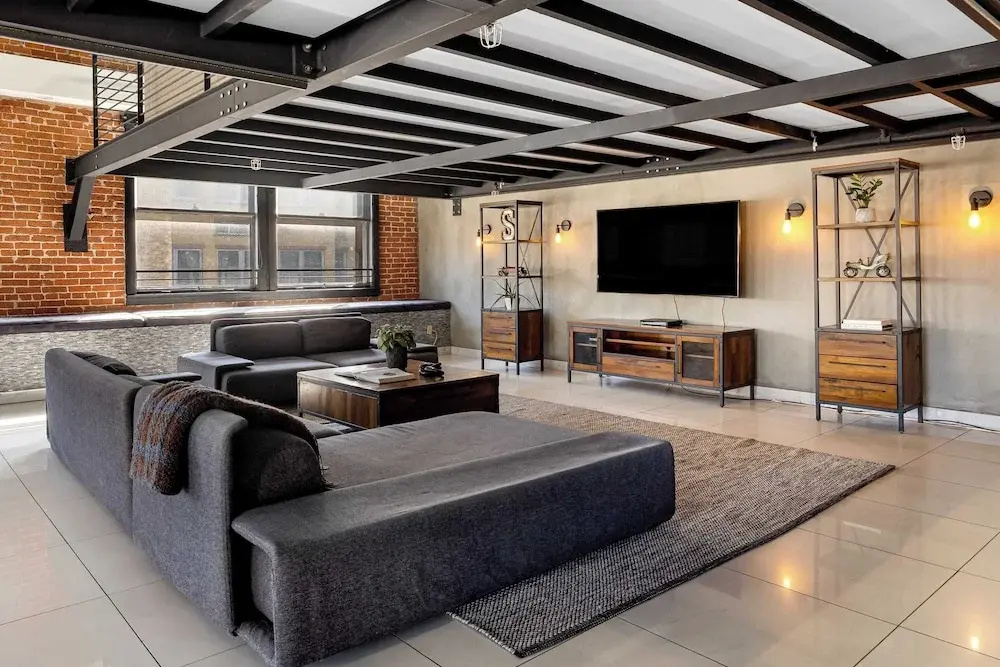 Skyline Lofts by Avantstay: a Multi-level Industrial-chic Retreat in Dtla With Rooftop Views, Soaring Ceilings & Steps to Dining, Music & Culture — photo 4