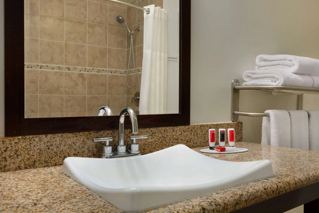 Ramada by Wyndham Oakland Downtown City Center — photo 8