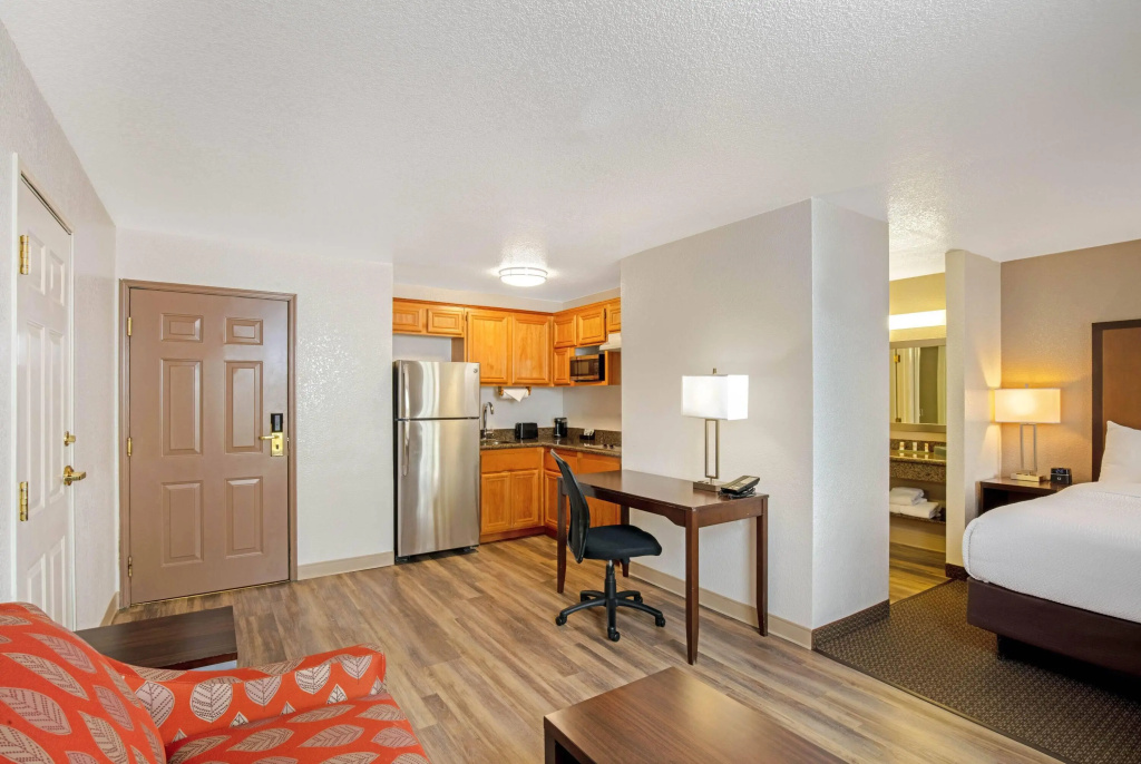 La Quinta Inn & Suites by Wyndham Las Vegas Red Rock, photo 3