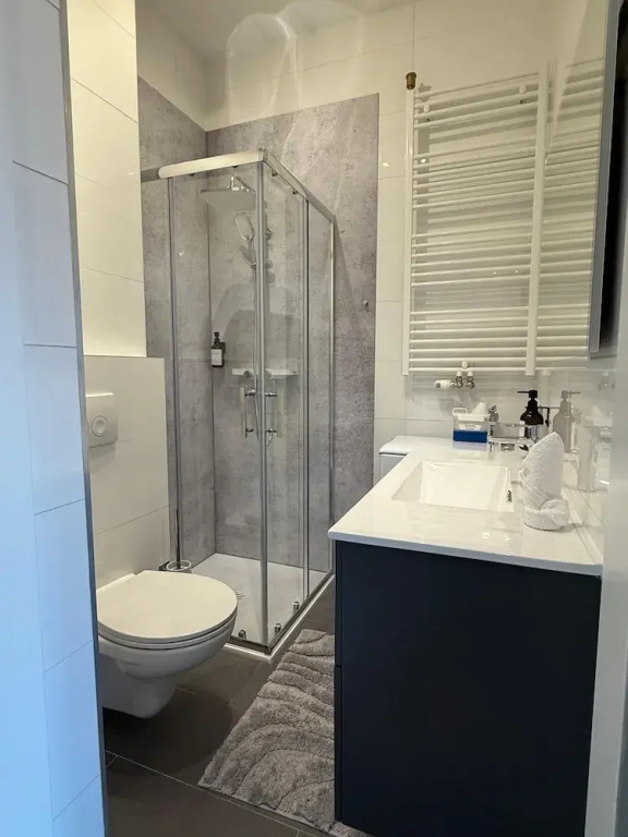 Stylish 1BR Apt Balcony AC City Center — photo 5