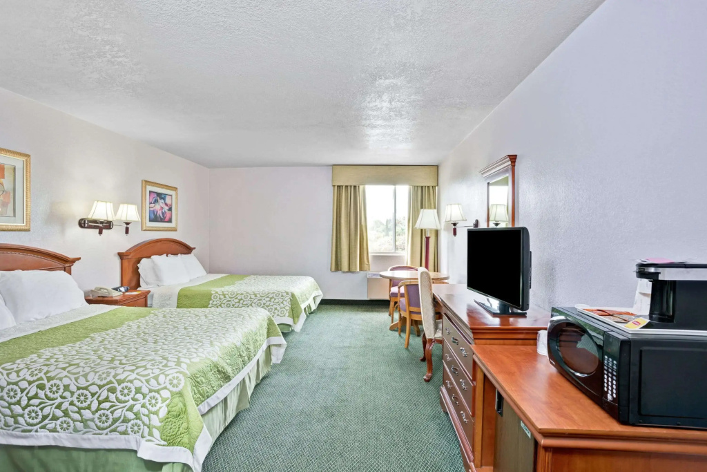Days Inn & Suites by Wyndham Fullerton — photo 4