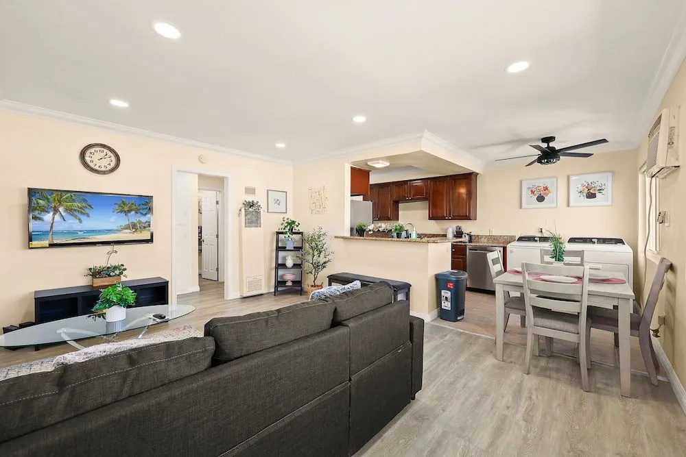 Sunny & Cheerful Near I-10 ~ Queen Beds ~ Parking