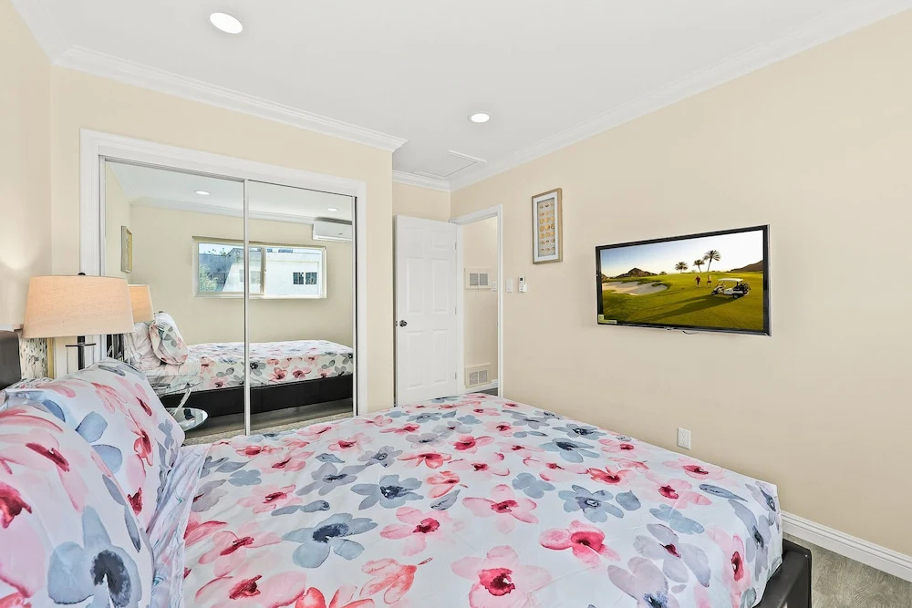 Sunny & Cheerful Near I-10 ~ Queen Beds ~ Parking, photo 3