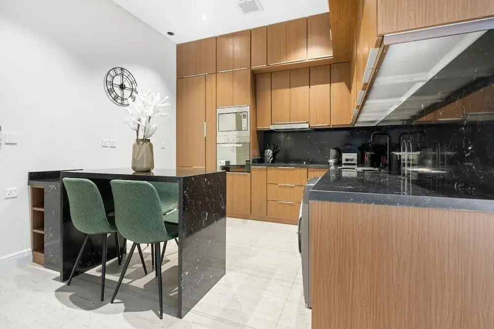 Central Stay With Parking & Stylish Design — photo 8