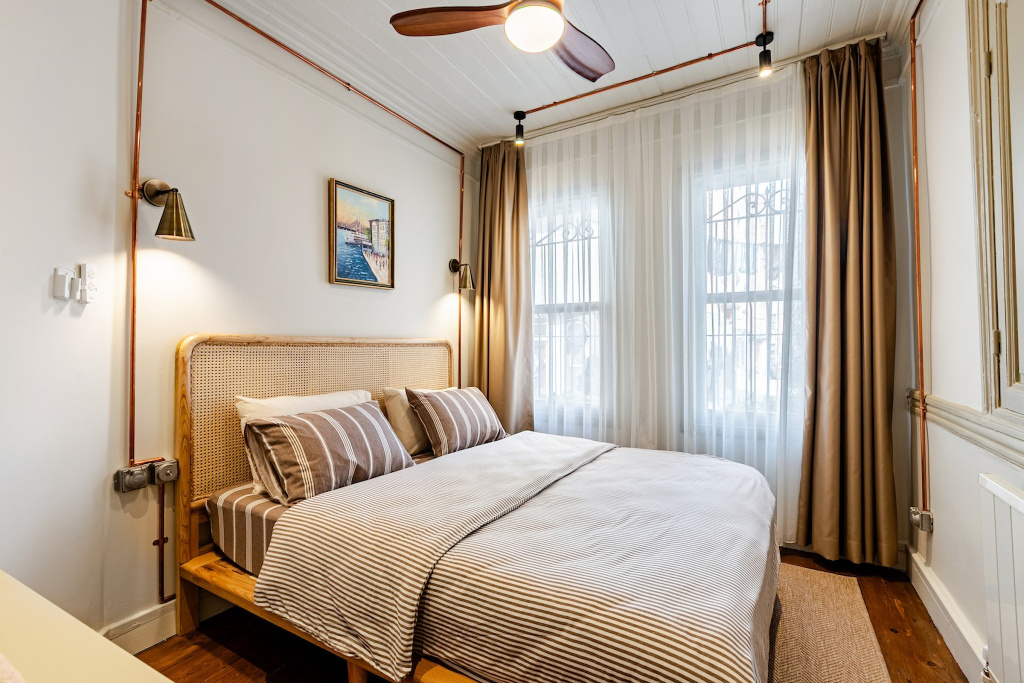 Two-Bedroom in Historic Mansion Old Town Flat — photo 2