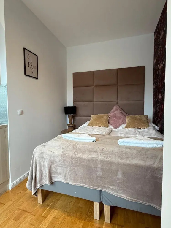 Stylish 1BR Apt Balcony AC City Center — photo 2