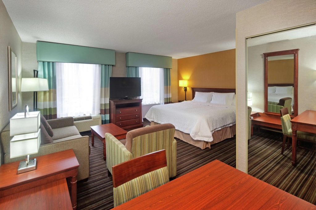 Hampton Inn & Suites by Hilton Toronto Airport, photo 3