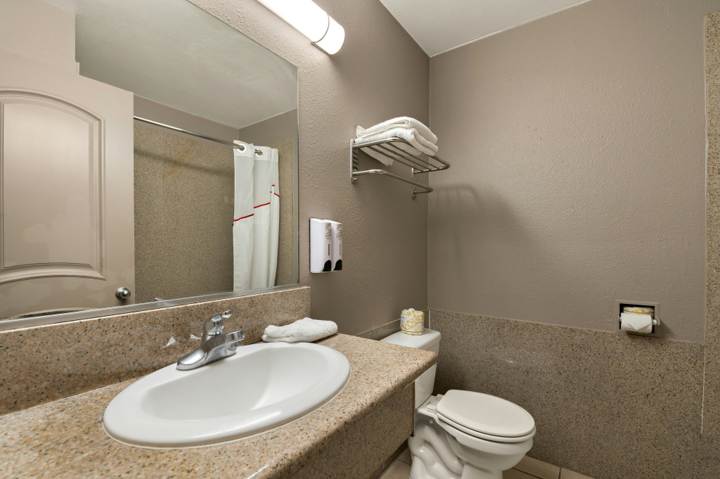 Red Roof Inn Los Angeles – Bellflower — photo 8