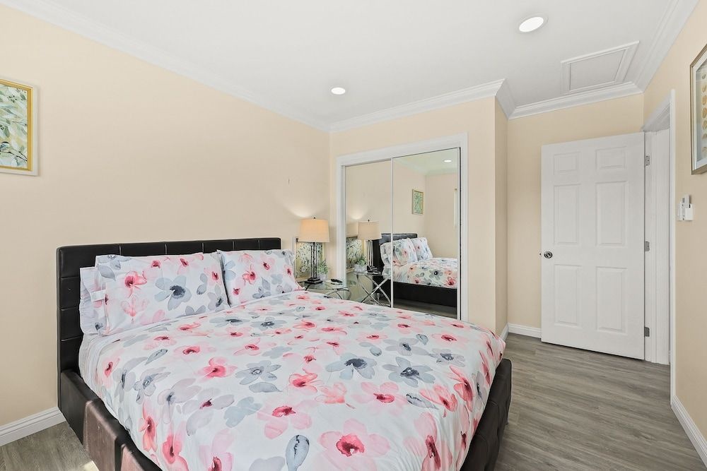 Sunny & Cheerful Near I-10 ~ Queen Beds ~ Parking — photo 6