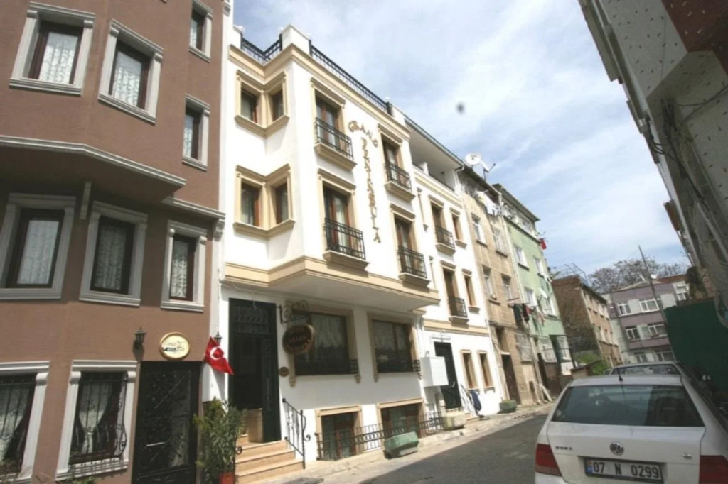 Peninsula Grand Hotel