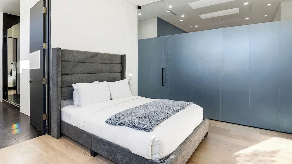 Private LA Retreat w/ Pool, Hot Tub & Fire Pit Near Melrose Ave The Martel House by Avantstay, photo 4