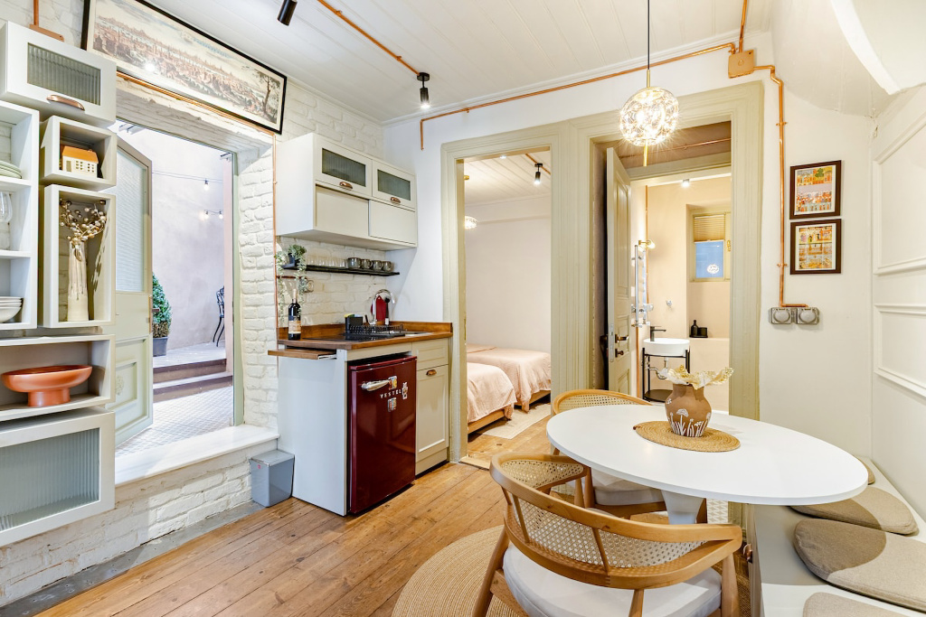 Two-Bedroom in Historic Mansion Old Town Flat — photo 4