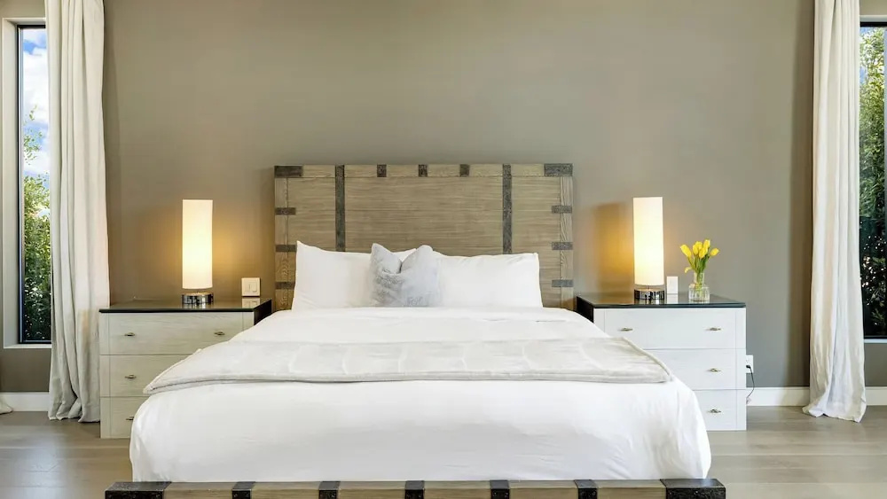 Private LA Retreat w/ Pool, Hot Tub & Fire Pit Near Melrose Ave The Martel House by Avantstay — photo 6