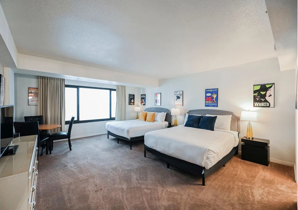 StripViewSuites at Jockey Club, photo 4