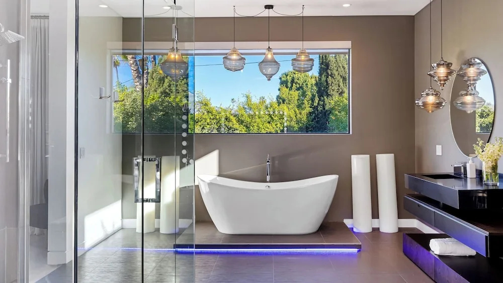 Private LA Retreat w/ Pool, Hot Tub & Fire Pit Near Melrose Ave The Martel House by Avantstay — photo 7