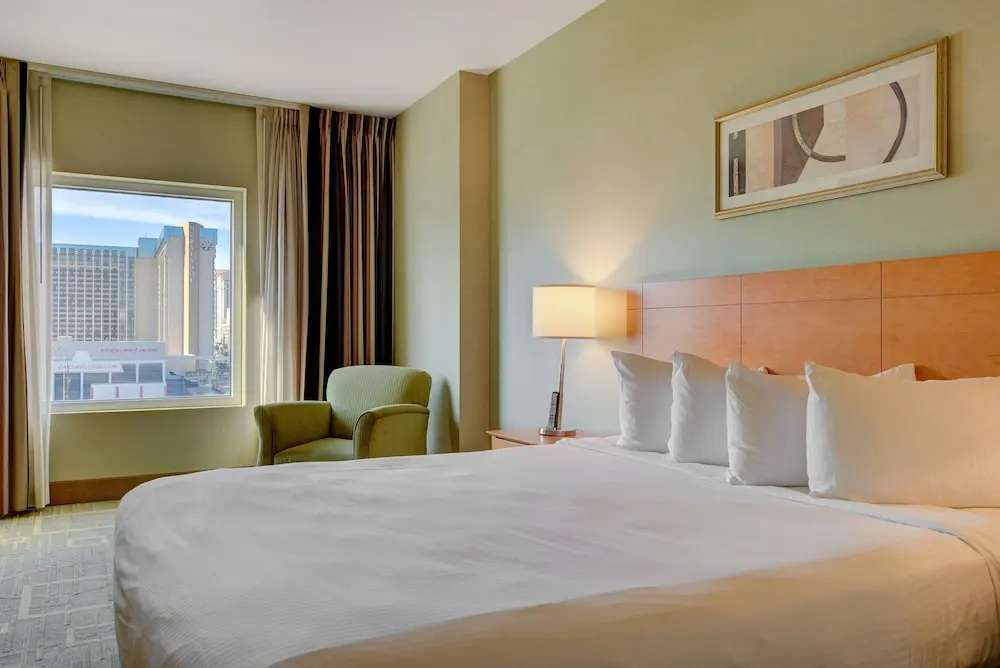 Sapphire Skyline Premium Suite, photo 3