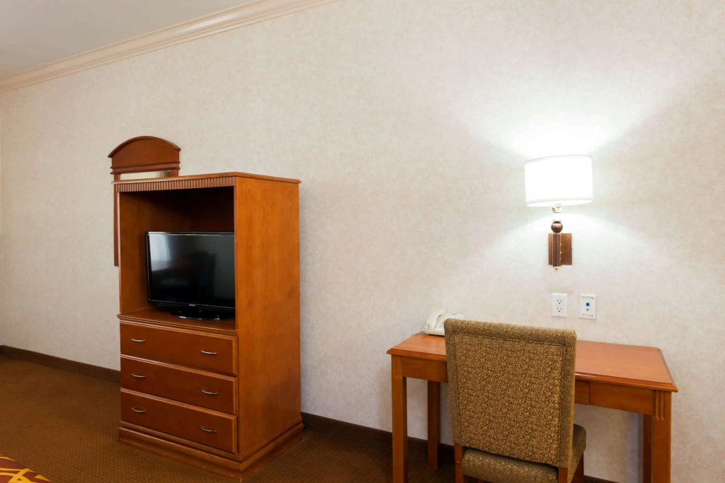 Howard Johnson Hotel & Suites by Wyndham Pico Rivera, photo 4