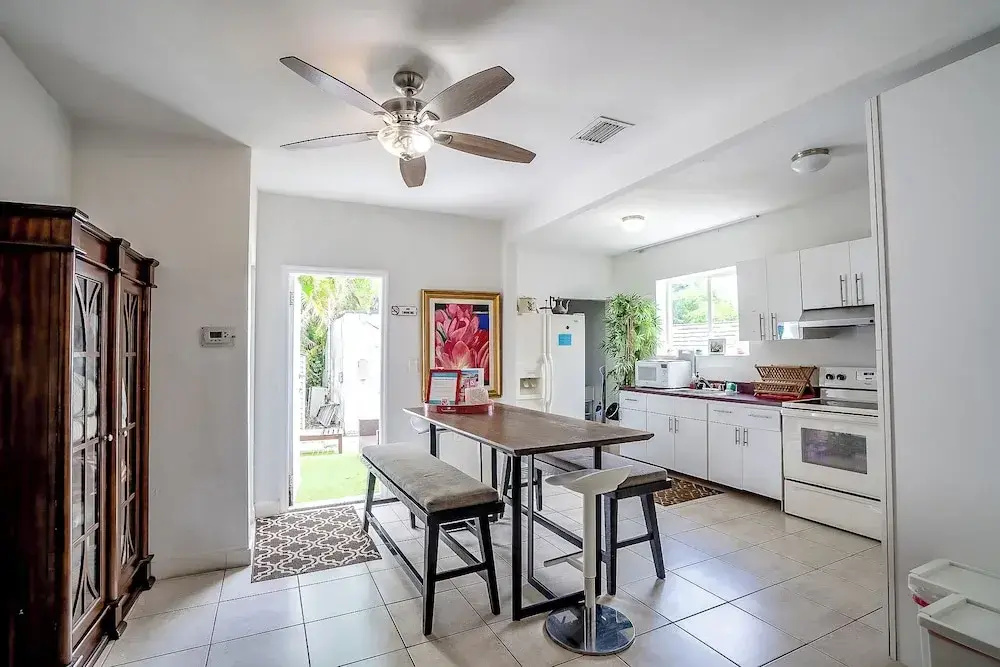Miami Vacation Home 4 bedroom Parking. — photo 6
