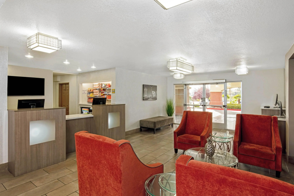 La Quinta Inn & Suites by Wyndham Las Vegas Red Rock, photo 2