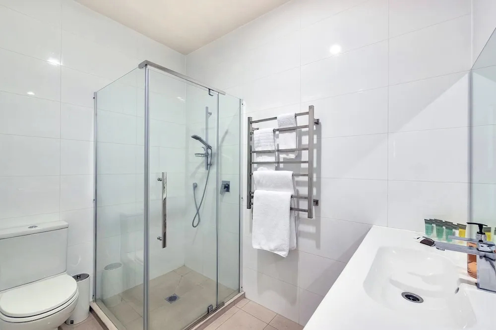 Spacious 2BR Near Westfield Newmarket — photo 8