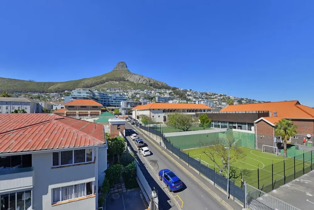 Charming 2-bed Sea Point Retreat Mountain Views — photo 8